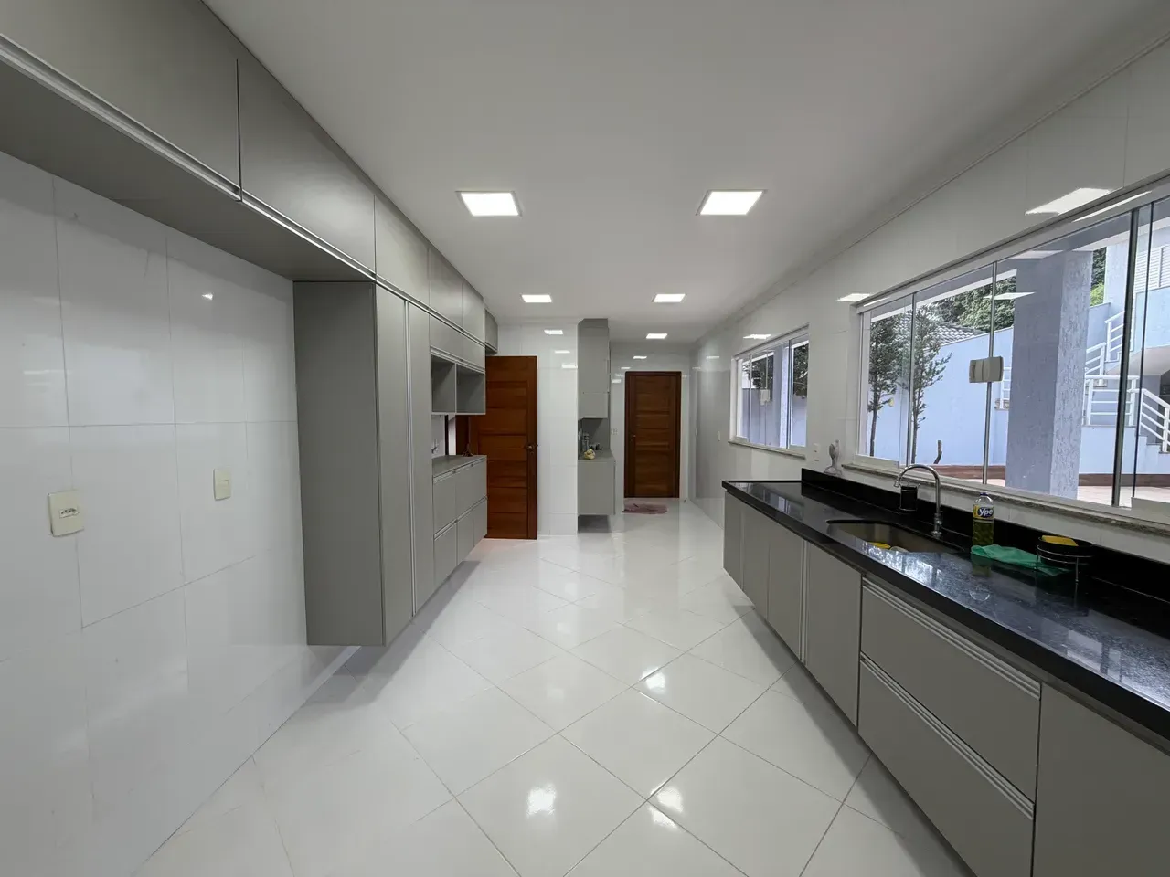 Casa com 4 quartos e 5 banheiros, 300 m² — photo 4