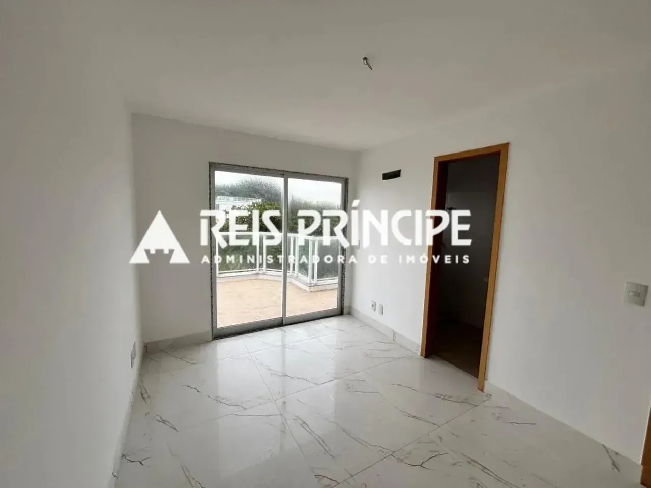 Unfurnished apartment with 4 bedrooms and a glass balcony — photo 6