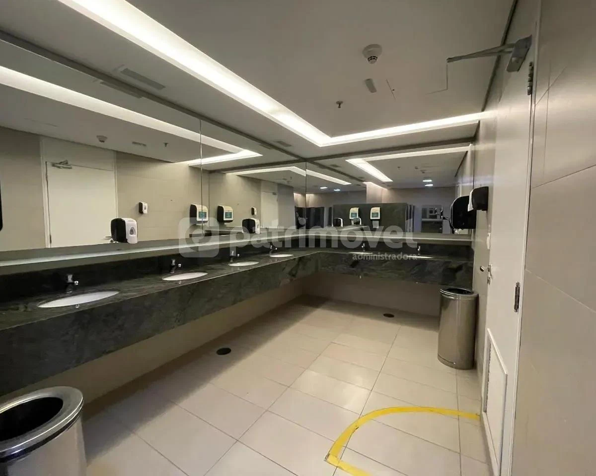 Apartamento sem mobília com 15 banheiros e janelas do chão — photo 23