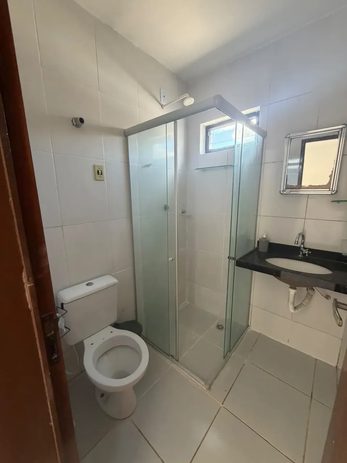 Rental house with 2 bedrooms and a glass shower enclosure — photo 11