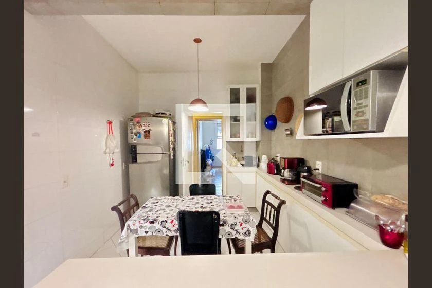 Furnished apartment with 3 bedrooms and 200 m² — photo 8
