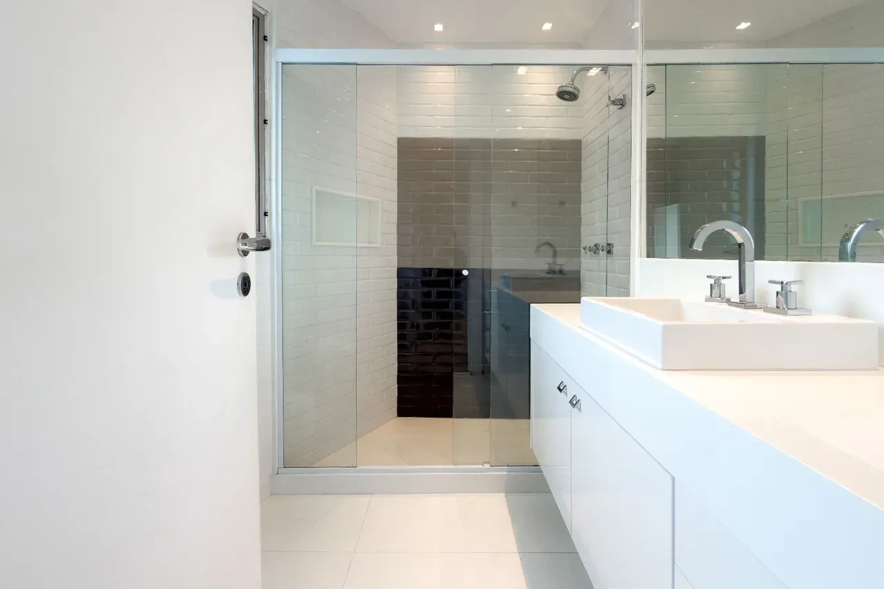 Furnished apartment with 4 bedrooms and 5 bathrooms — photo 27