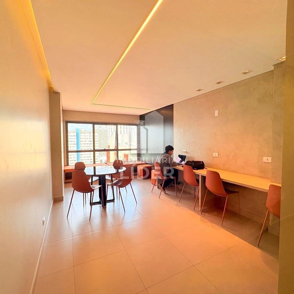 One-bedroom apartment in a building with a coworking space — photo 8