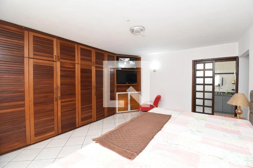 House with 5 bedrooms plus laundry with a washing machine — photo 10
