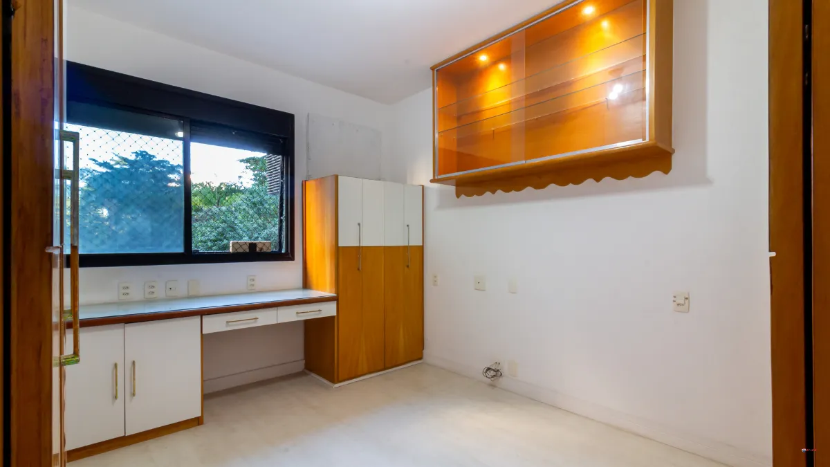 Панорамні вікна та 4 спальні: квартира 217 м² — photo 15