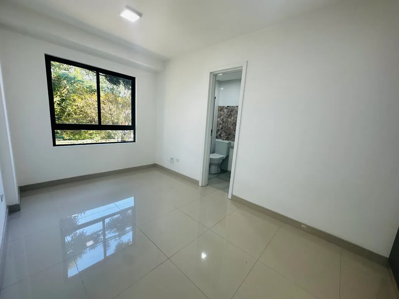 1-bedroom apartment with suite bathroom and balcony — photo 6