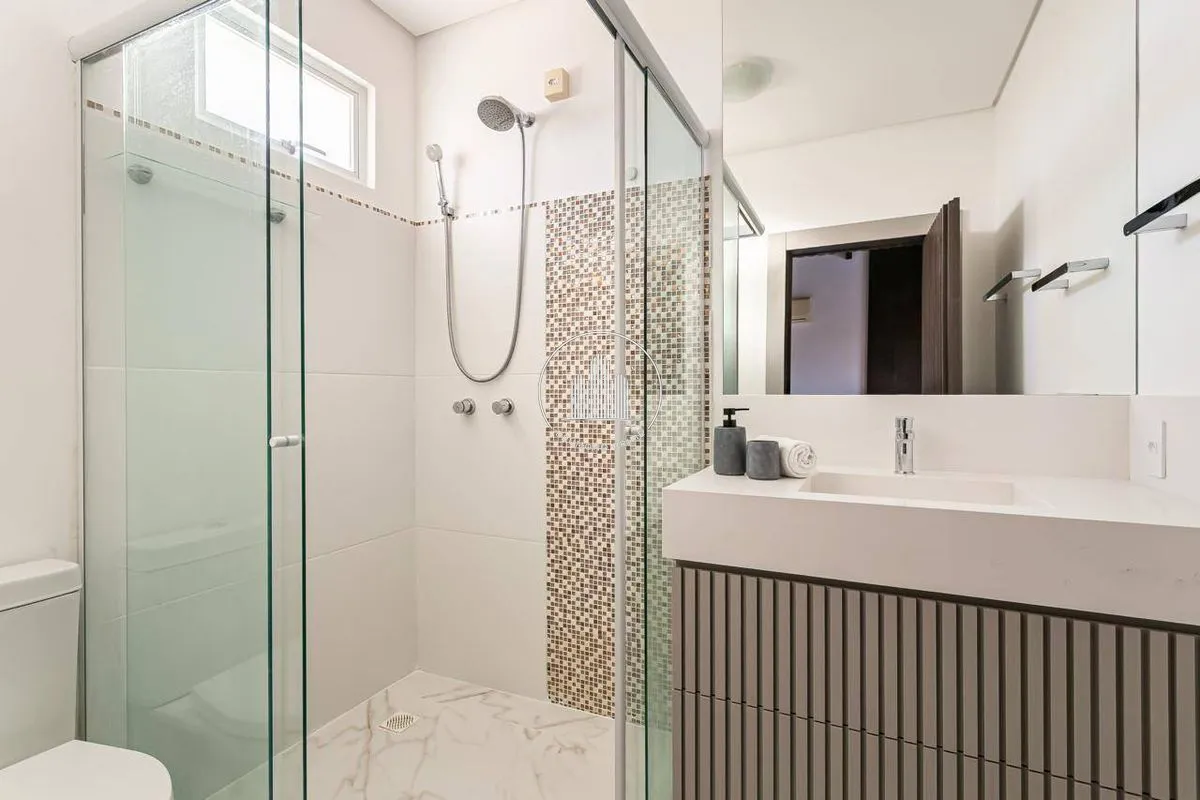 House with 6 en-suite bedrooms, 800 m² and 4 parking spots — photo 48