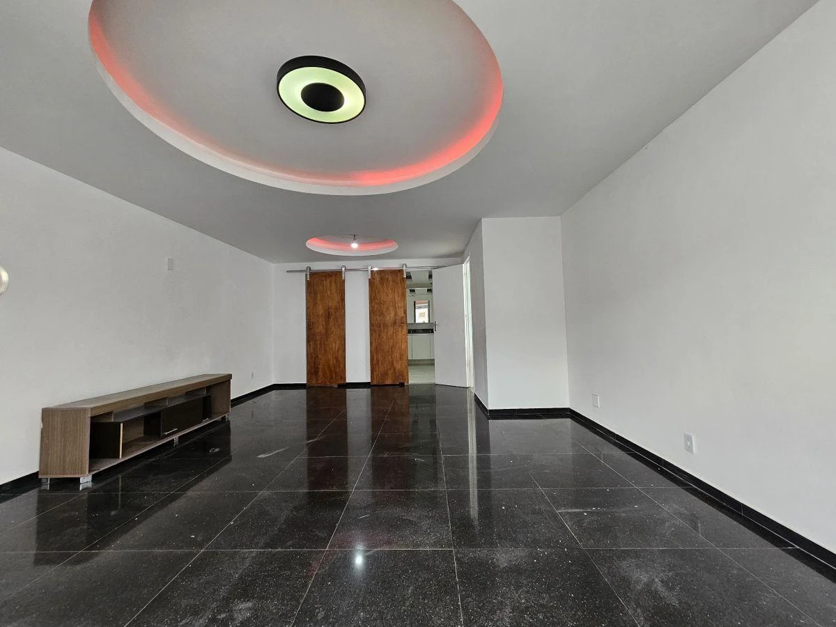 6-bedroom house with a closed-off kitchen — photo 19