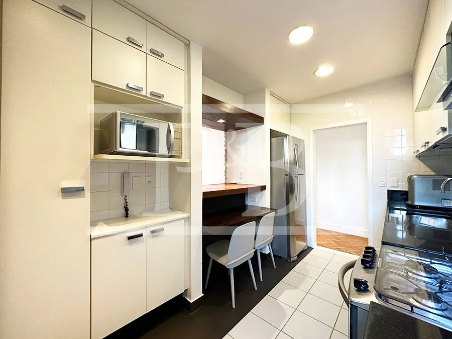 135 m² apartment with a home office and a bathtub — photo 4