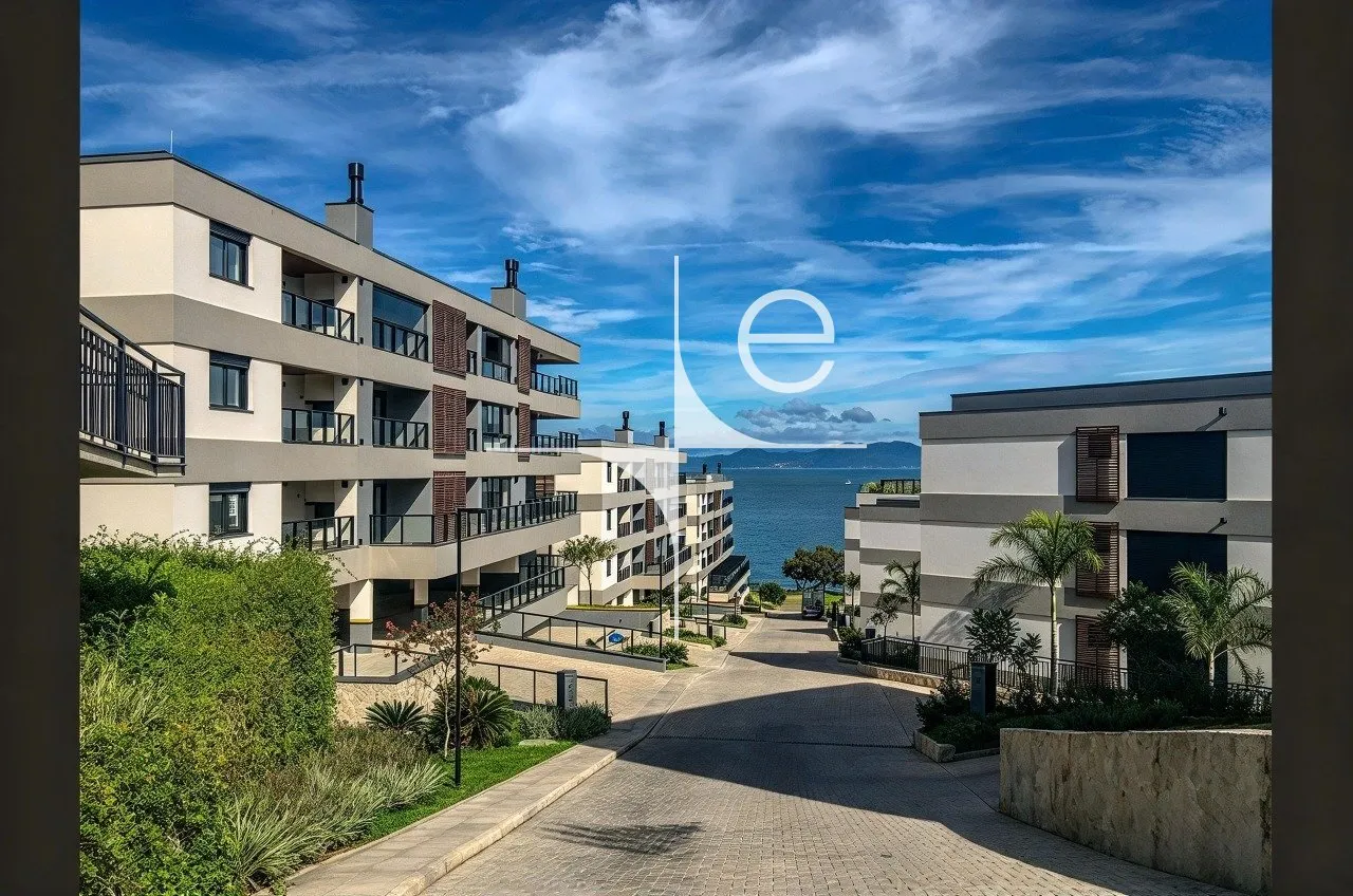 Glass-enclosed balcony in a 3-bedroom apartment, 150 m² — photo 17