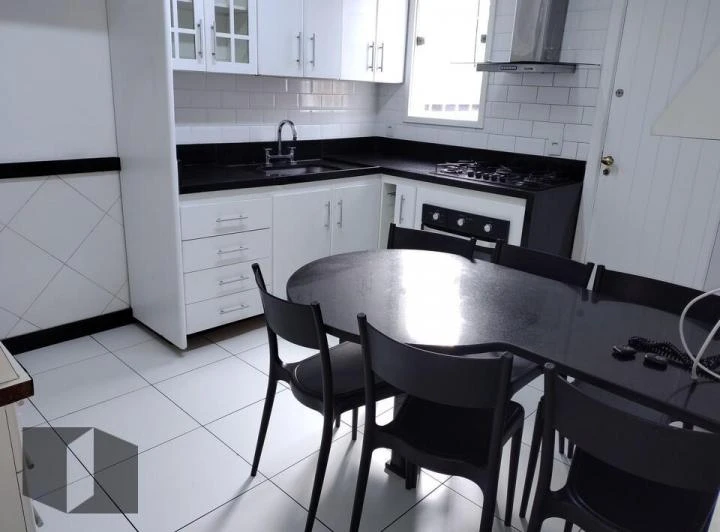Casa triplex de 273 m² com 4 quartos e varanda fechada