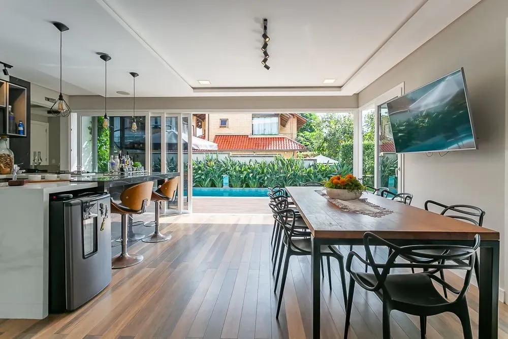 5-bedroom house with 420 m² and 5 bathrooms, integrated kitchen