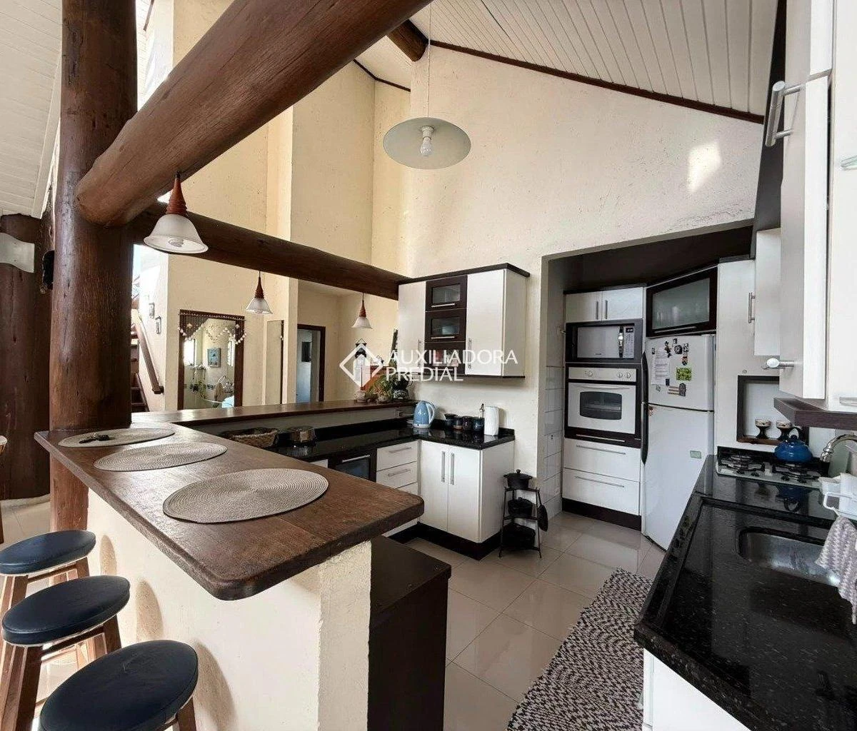 3-bedroom house with a grill on the balcony in Florianópolis — photo 9