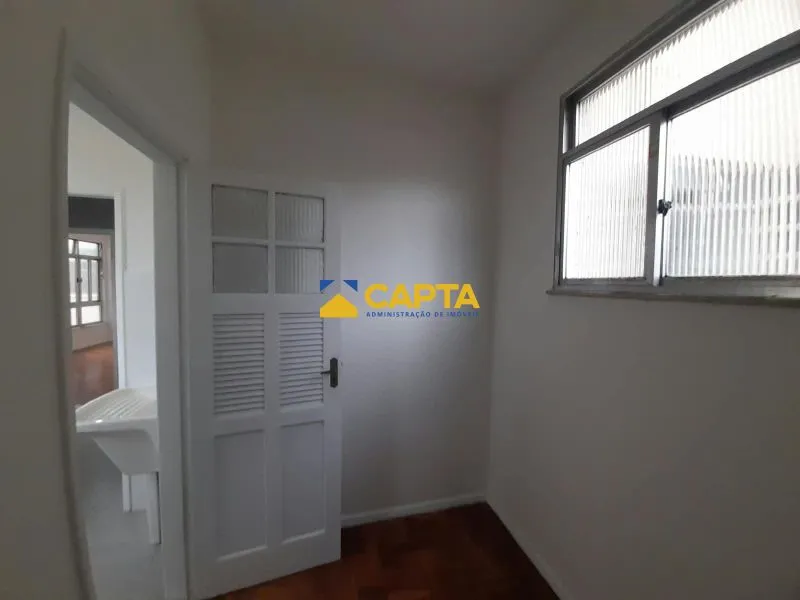 Wood or laminate floors in a 2-bedroom apartment, 68 m² — photo 17