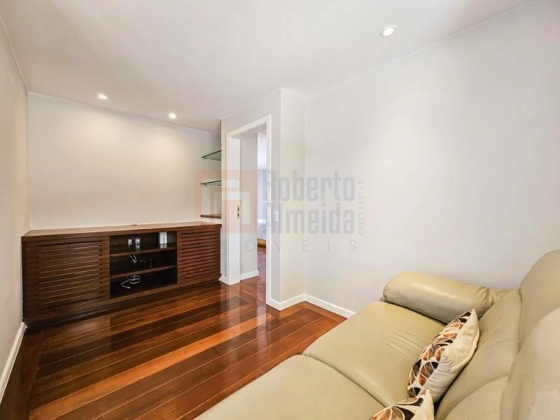 832 m² house with 6 bedrooms and an open-plan kitchen — photo 39