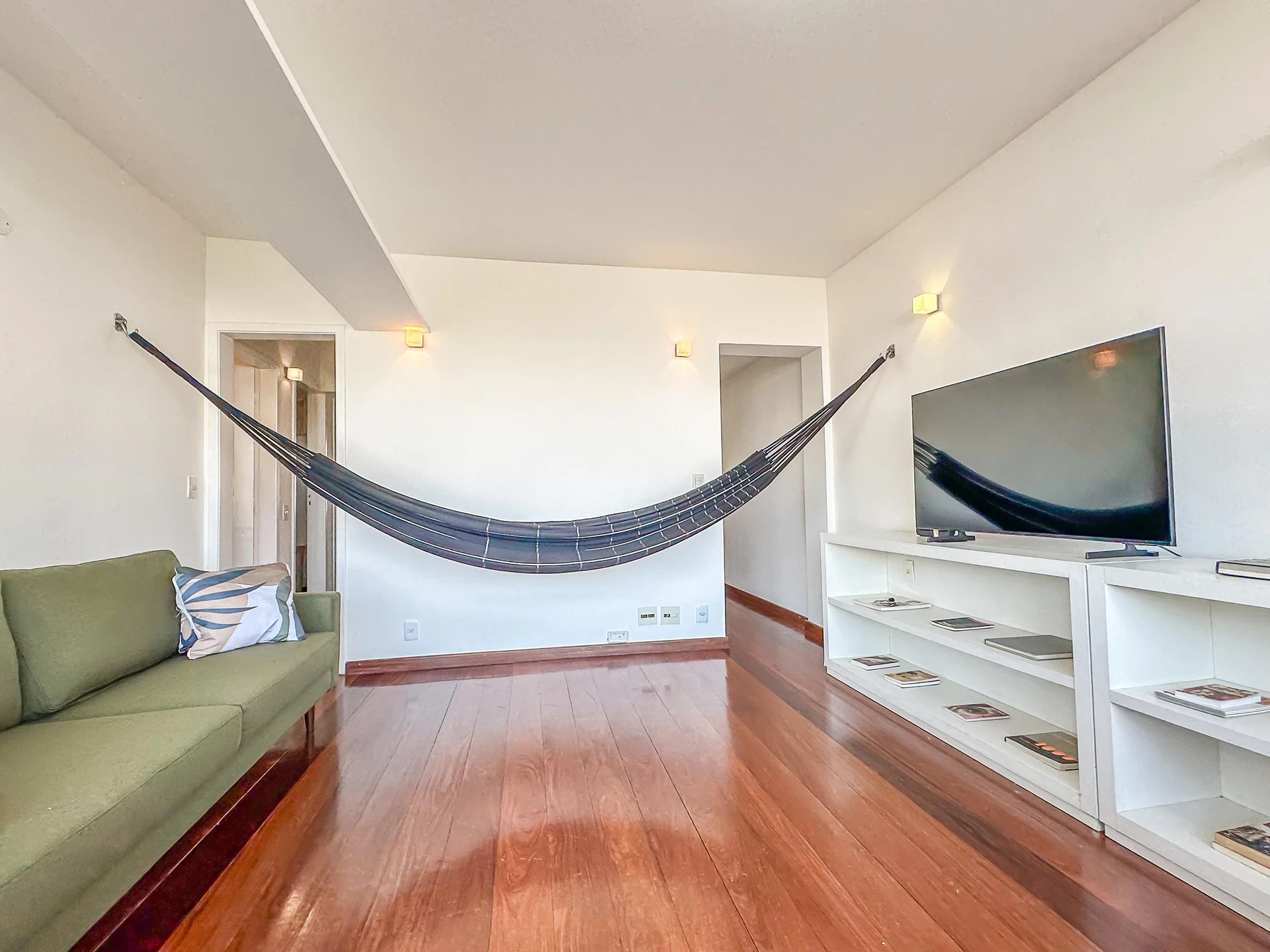 Furnished 2-bedroom apartment with open views — photo 4