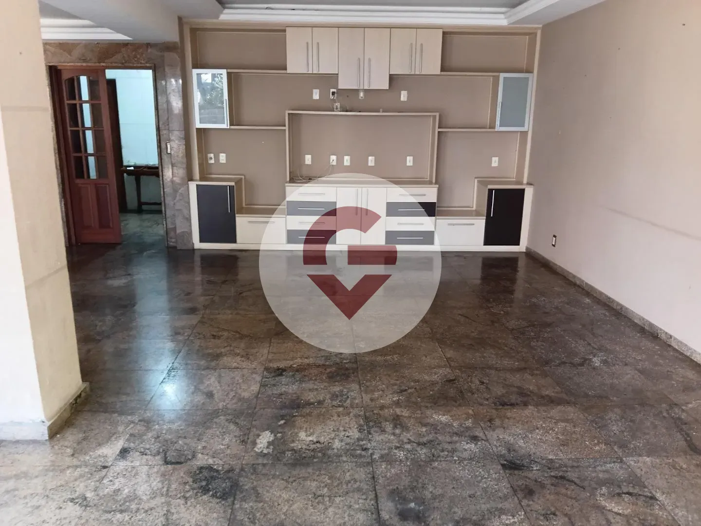 Casa duplex com 4 quartos e 2 suítes, 6 vagas e 6 banheiros