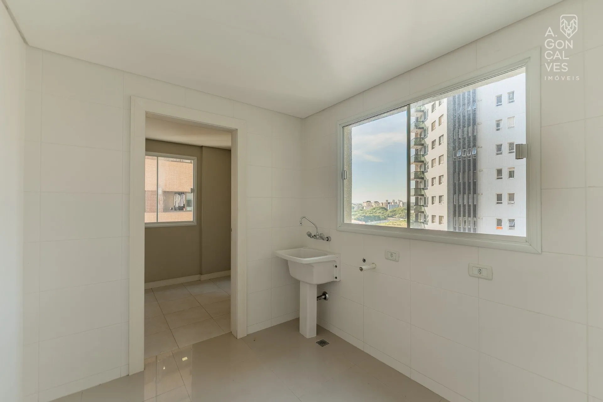 4-bedroom apartment with balcony and 3 parking spaces — photo 5