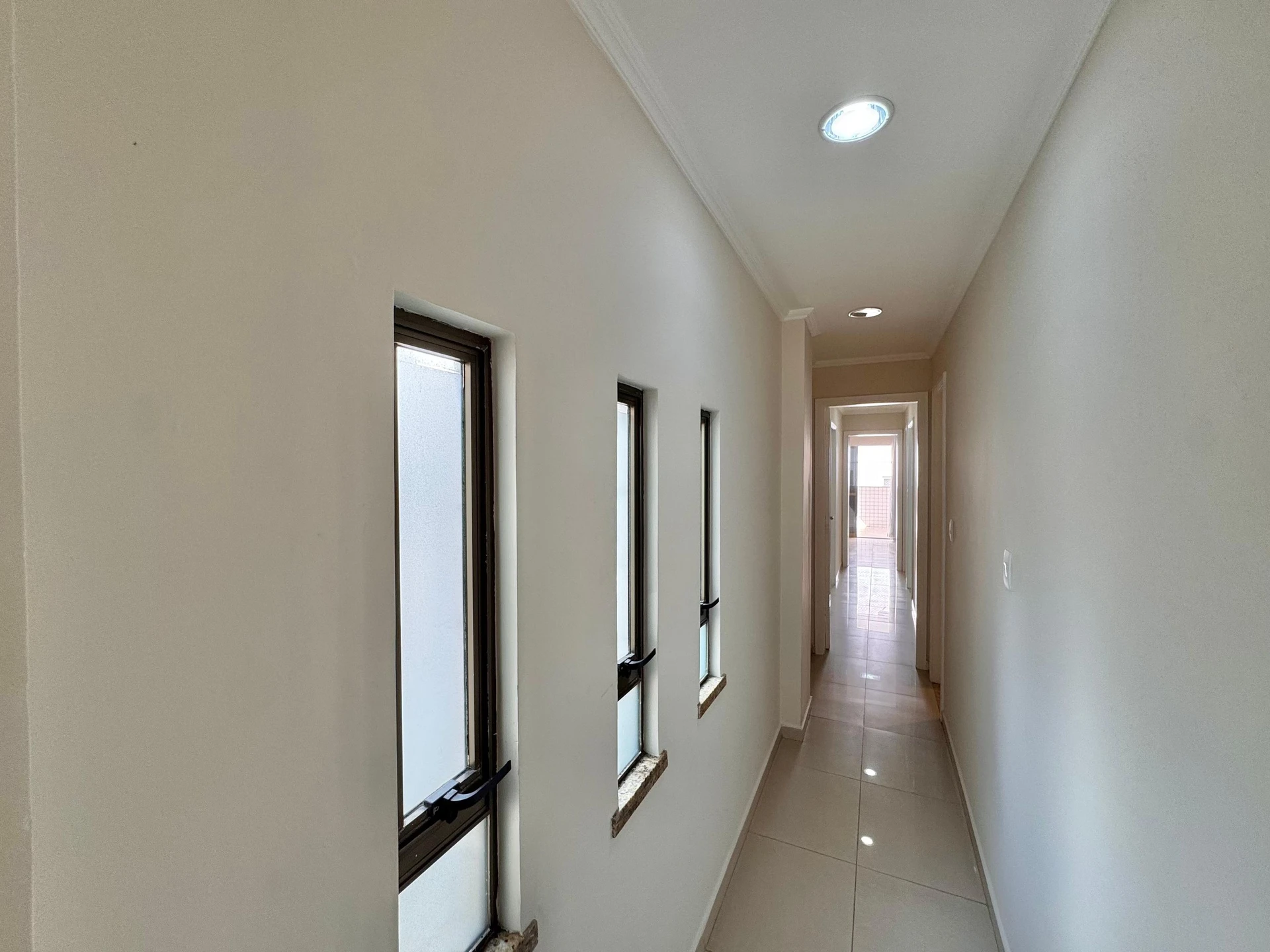 Unfurnished 3-bedroom apartment with a glassed balcony — photo 28