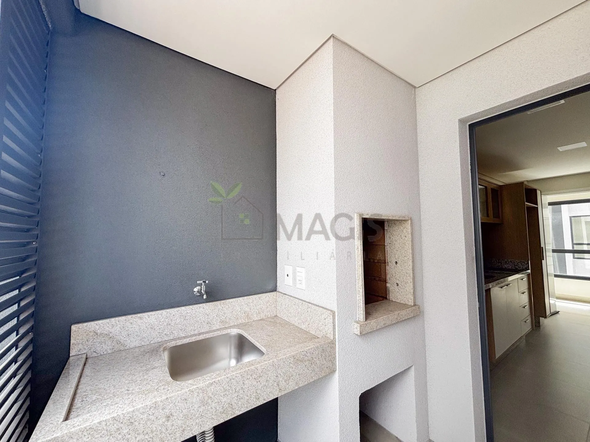 Balcony with a grill in a one-bedroom apartment, 30 m² — photo 6
