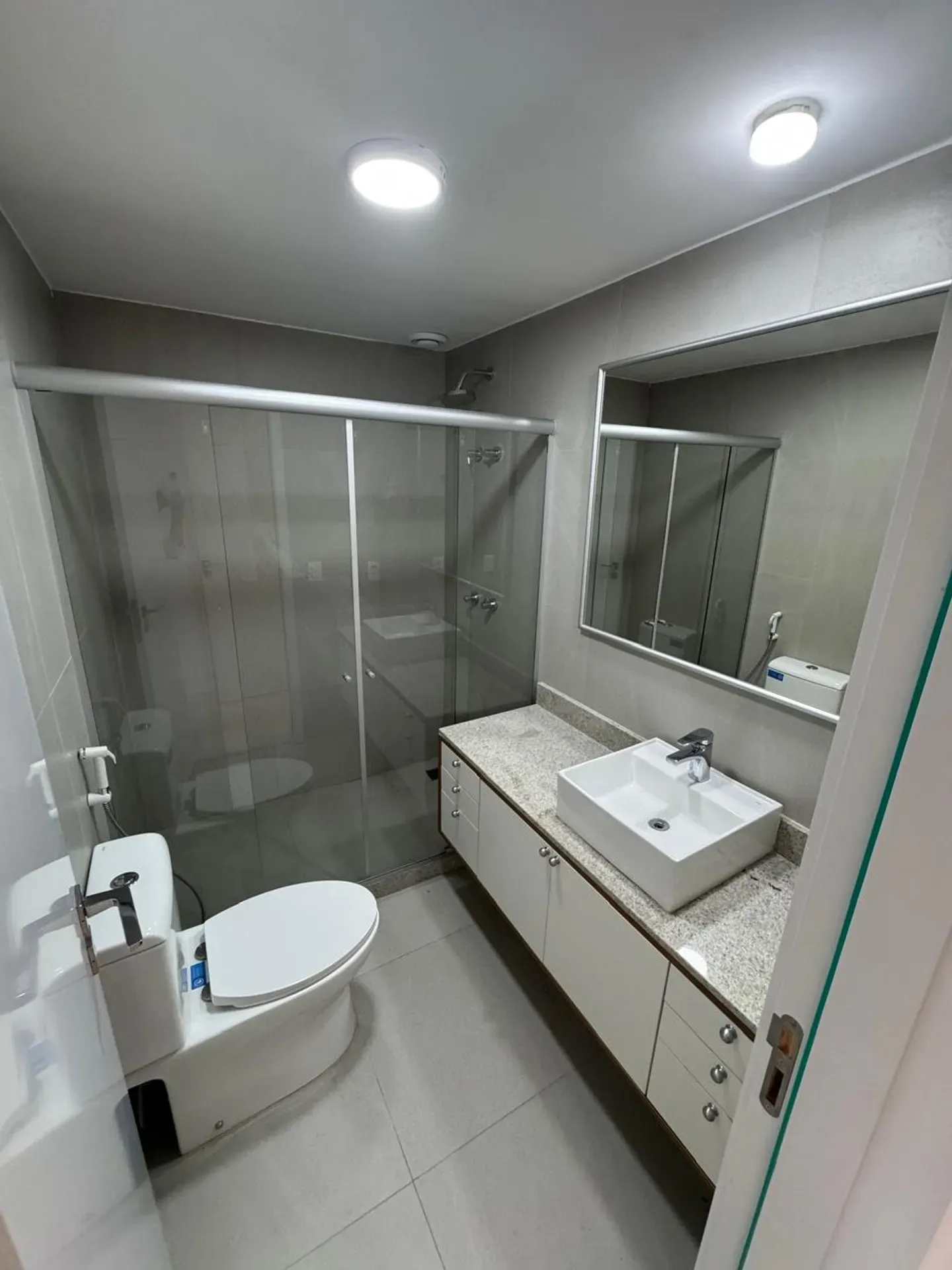 Unfurnished apartment with 3 bedrooms and 4 bathrooms — photo 24