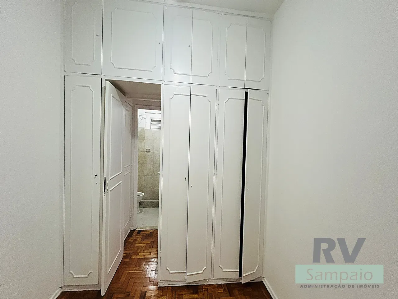One-bedroom apartment with wood or laminate floors — photo 5