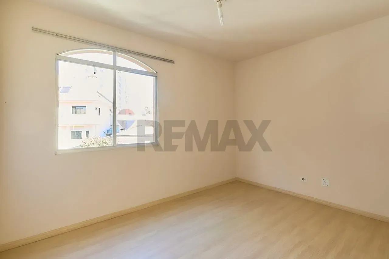 2-bedroom apartment with wood or laminate floors in Curitiba — photo 4