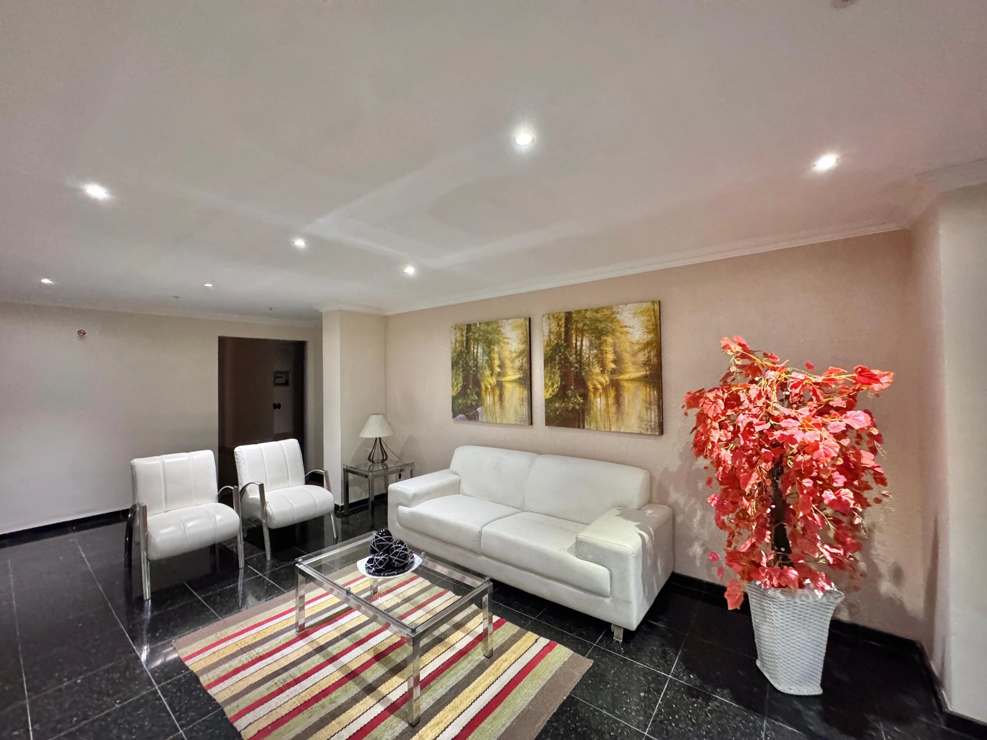 Walk-in closet in a 3-bedroom apartment, 130 m² — photo 17