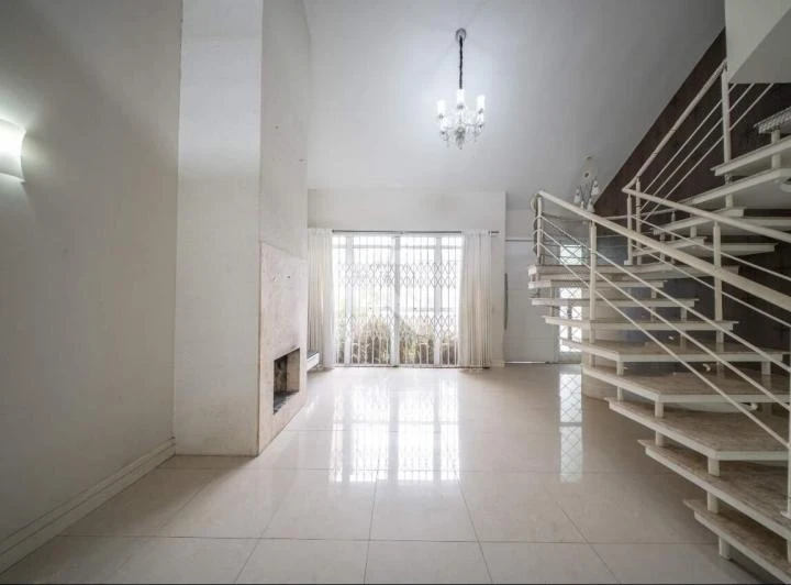 Будинок із басейном, 4 спальні та 690 м² — photo 8