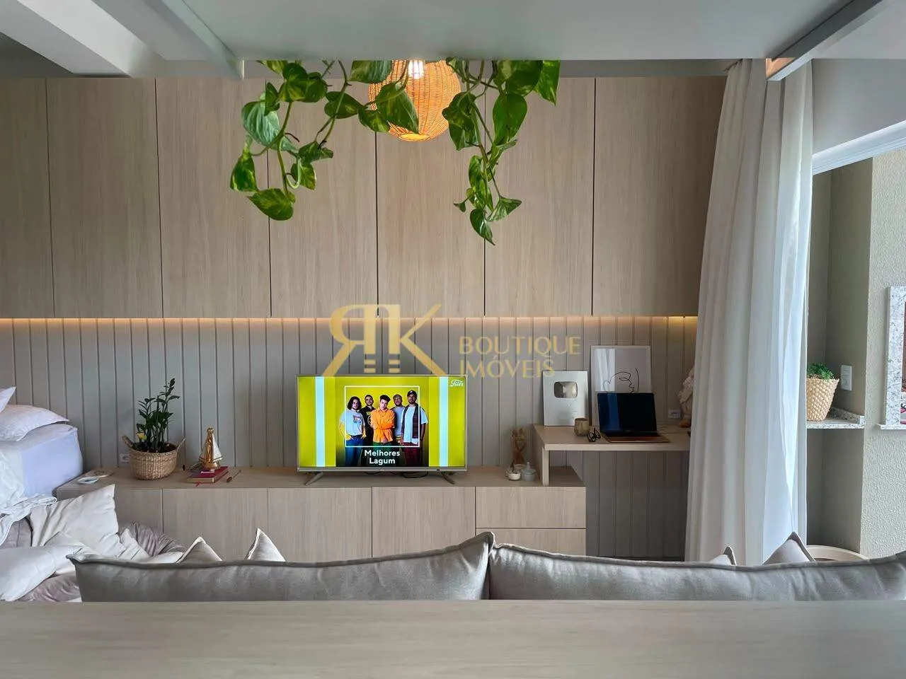 42 m² studio with a washing machine and a home office — photo 11