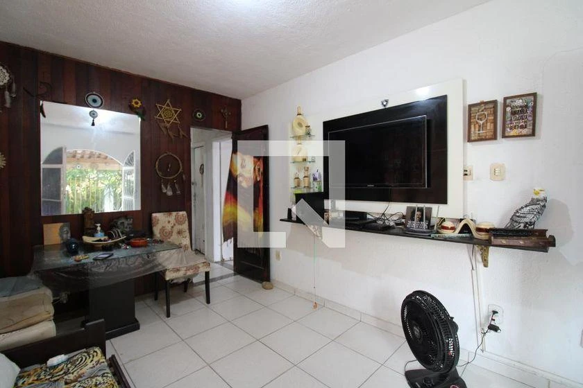 Casa mobiliada com 2 quartos e cozinha a gás