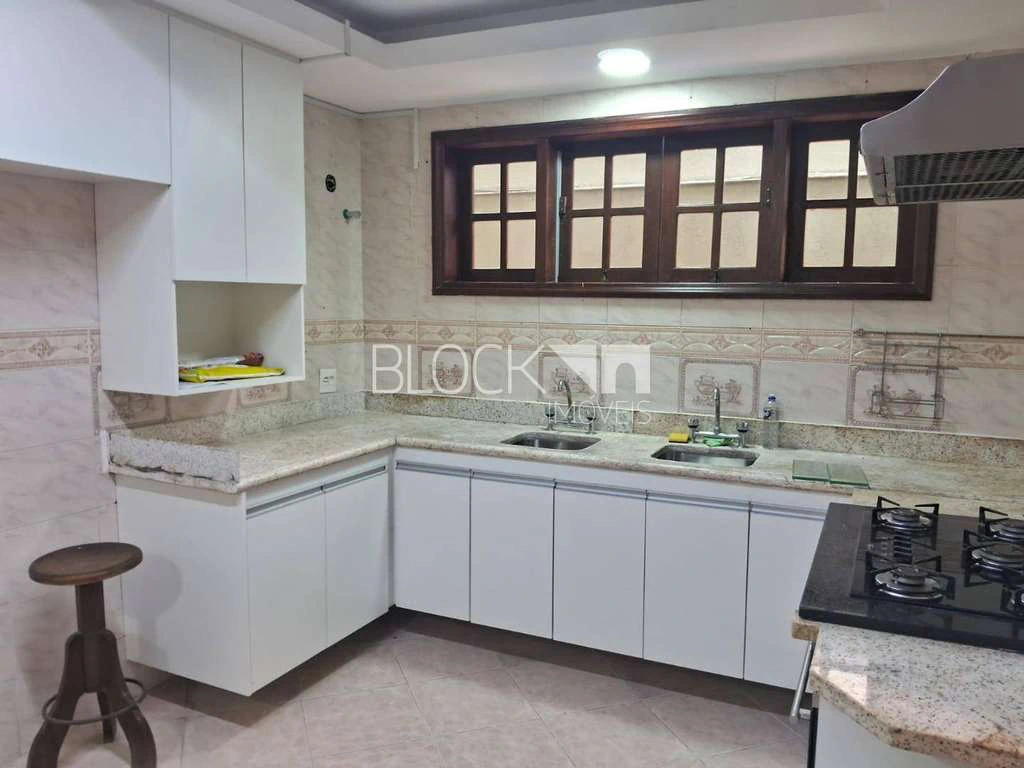 House with 3 bedrooms including 1 suite and 4 baths — photo 28