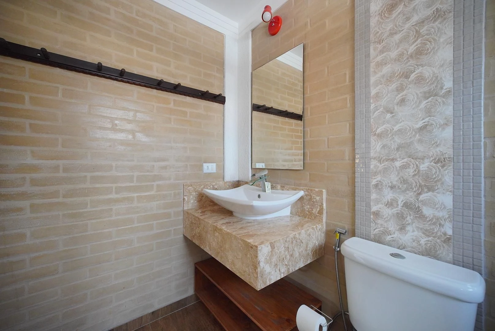 House with 2 bedrooms, 2 bathrooms and private garden — photo 24