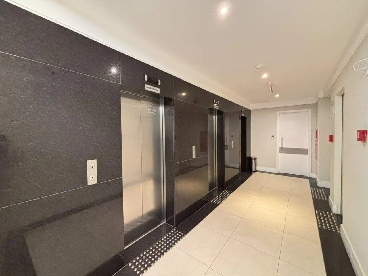 Balcony with a grill in a one-bedroom apartment, 68 m² — photo 25