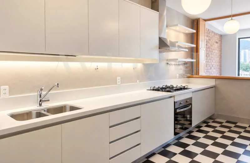 3-bedroom apartment in a building with a pool