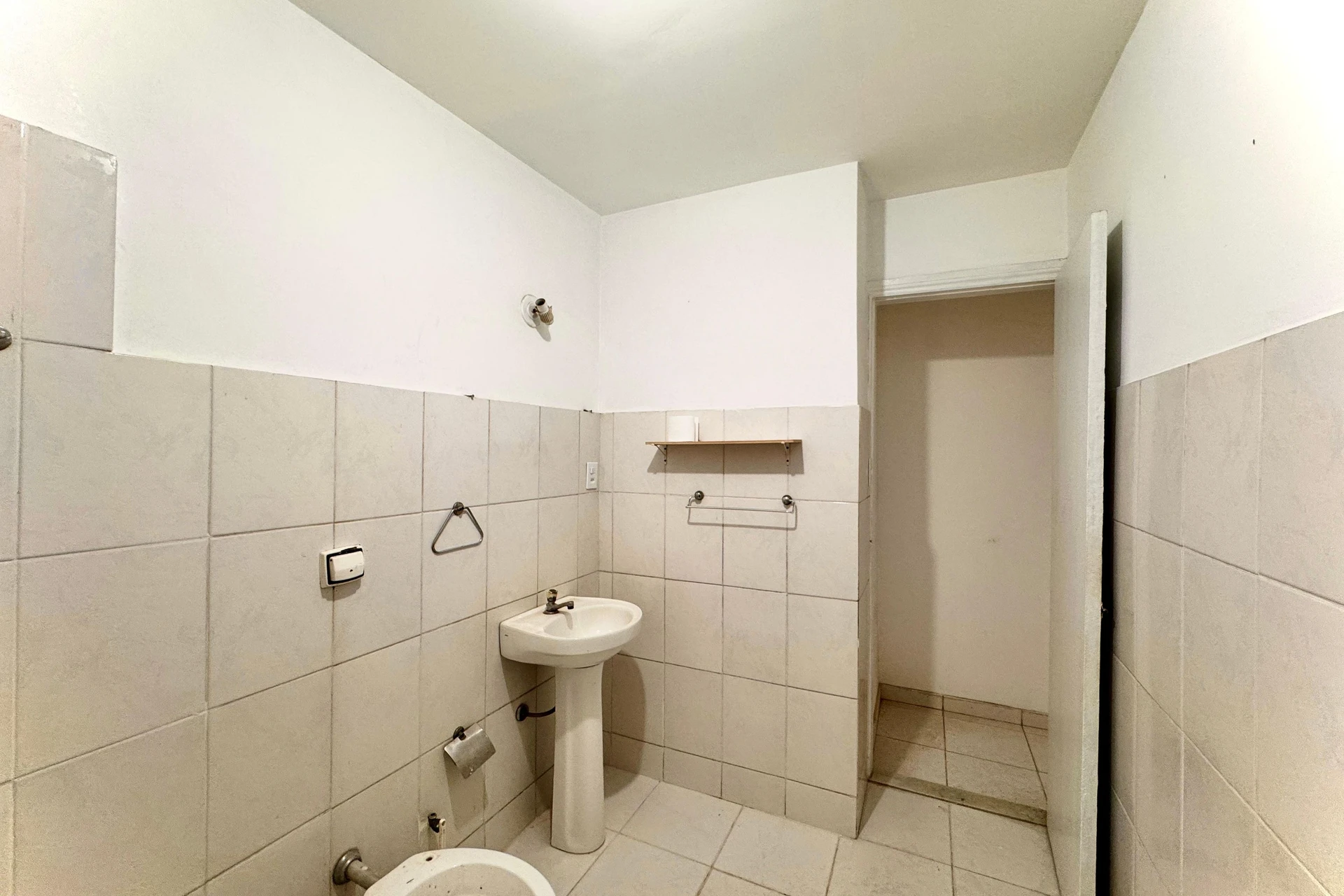 Невмебльована квартира з 3 спальнями і балконом — photo 26