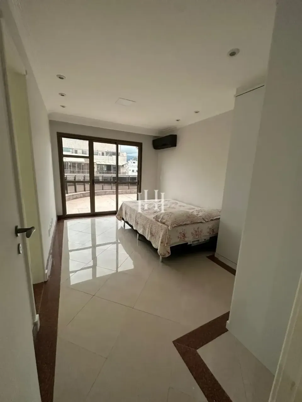 Apartamento com 5 quartos e 5 banheiros, varanda — photo 5