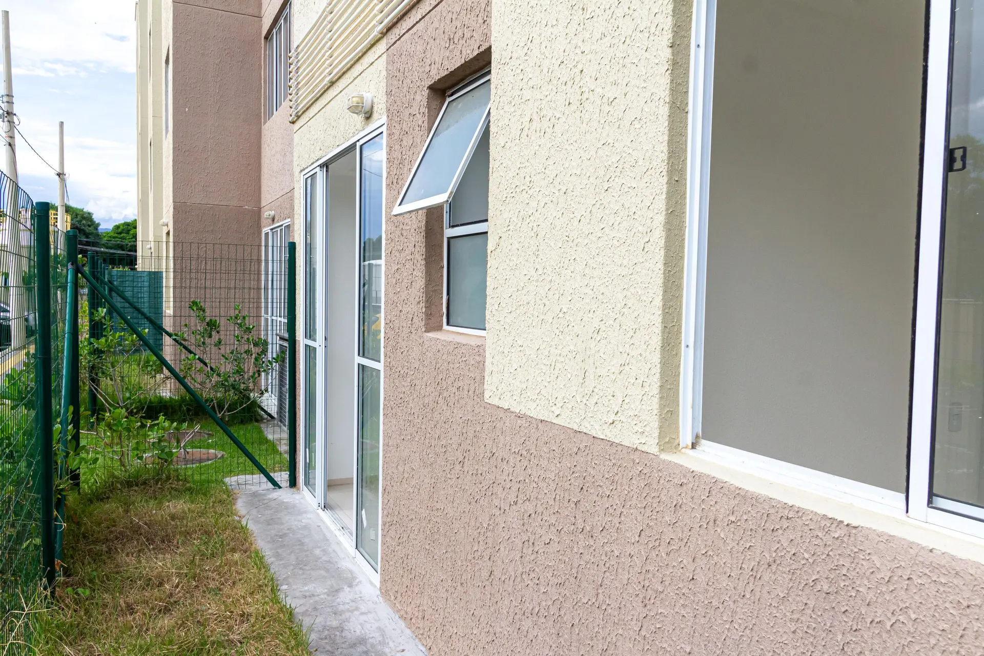 Apartamento de 2 habitaciones con balcón y jardín privado — photo 17