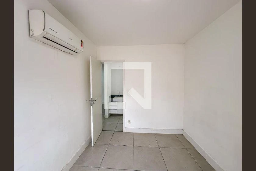 One-bedroom apartment in a building with a gym — photo 24