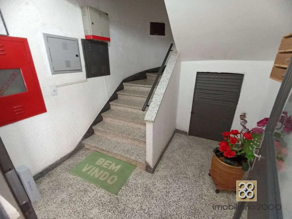 3-bedroom apartment with wood or laminate floors — photo 22
