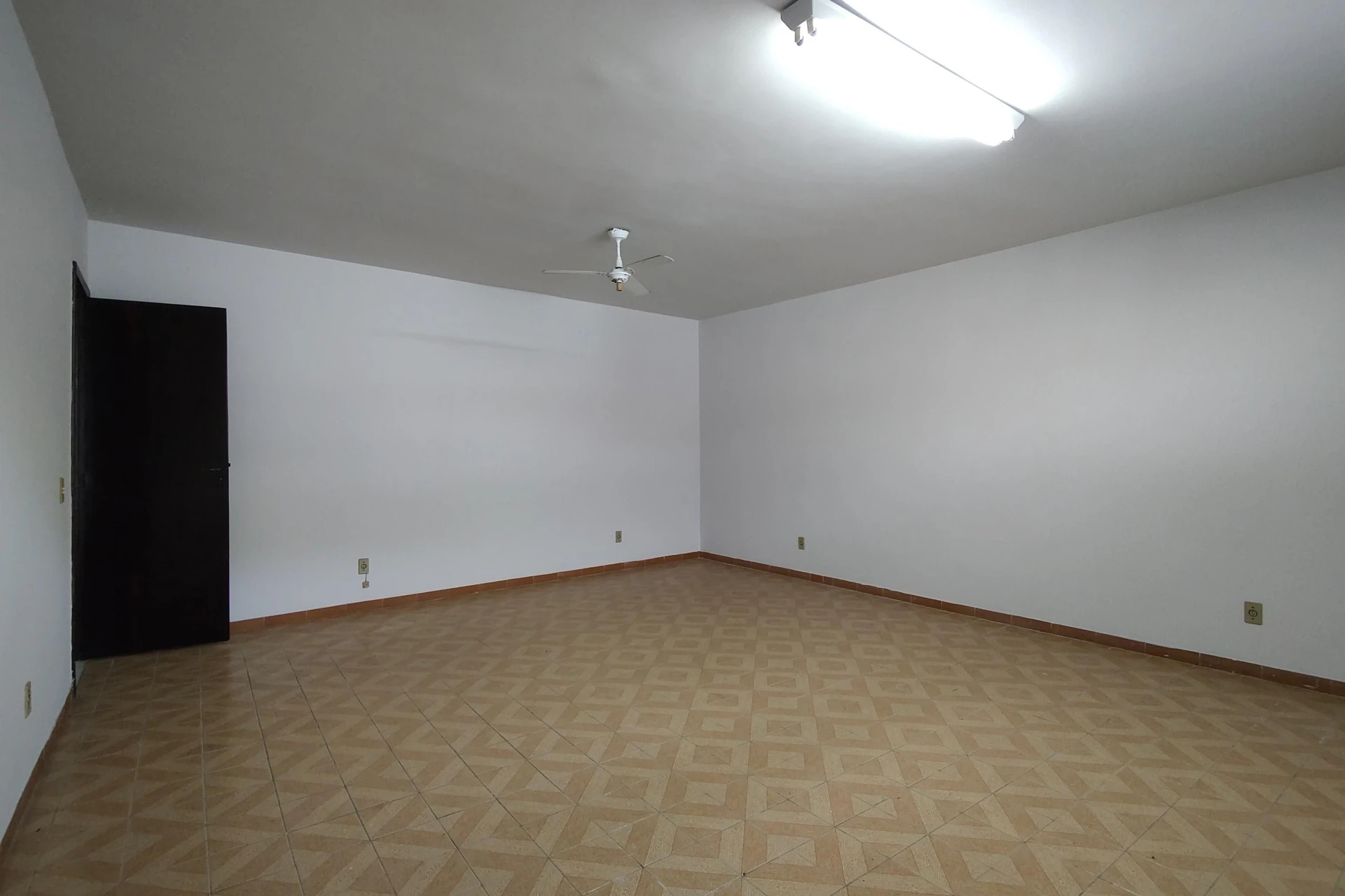 Jacuzzi y 3 dormitorios: casa de 742 m² — photo 101