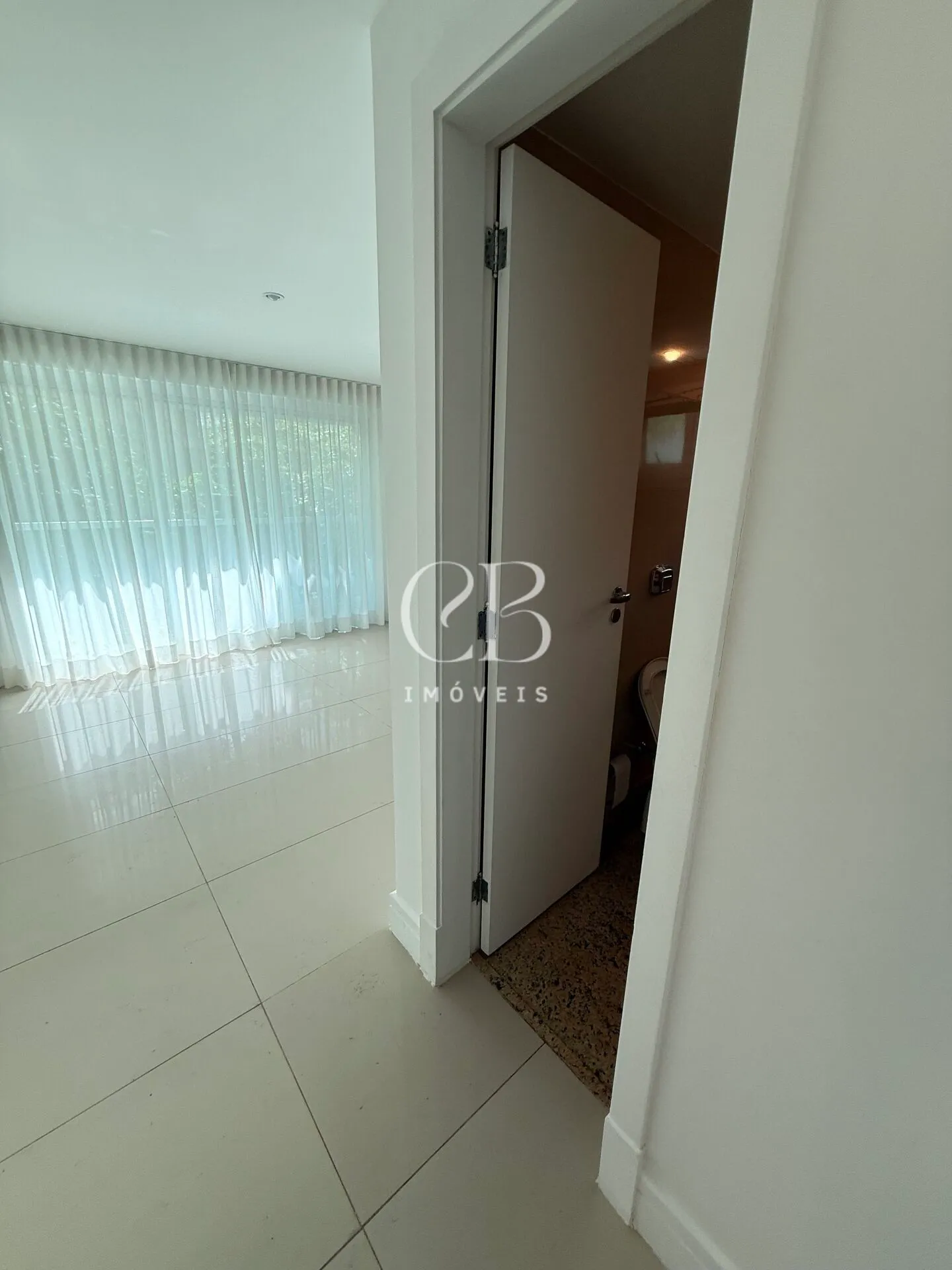 Apartment with 4 bedrooms and a balcony in great condition — photo 44