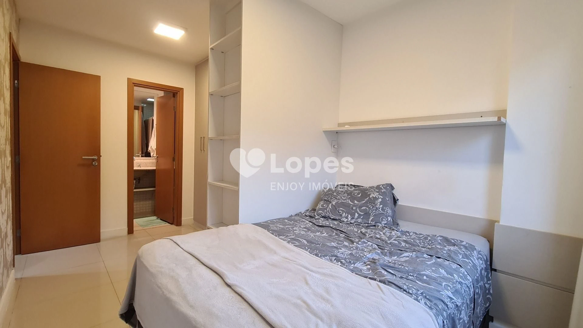 Furnished 2-bedroom apartment with a desk and 71 m² — photo 10