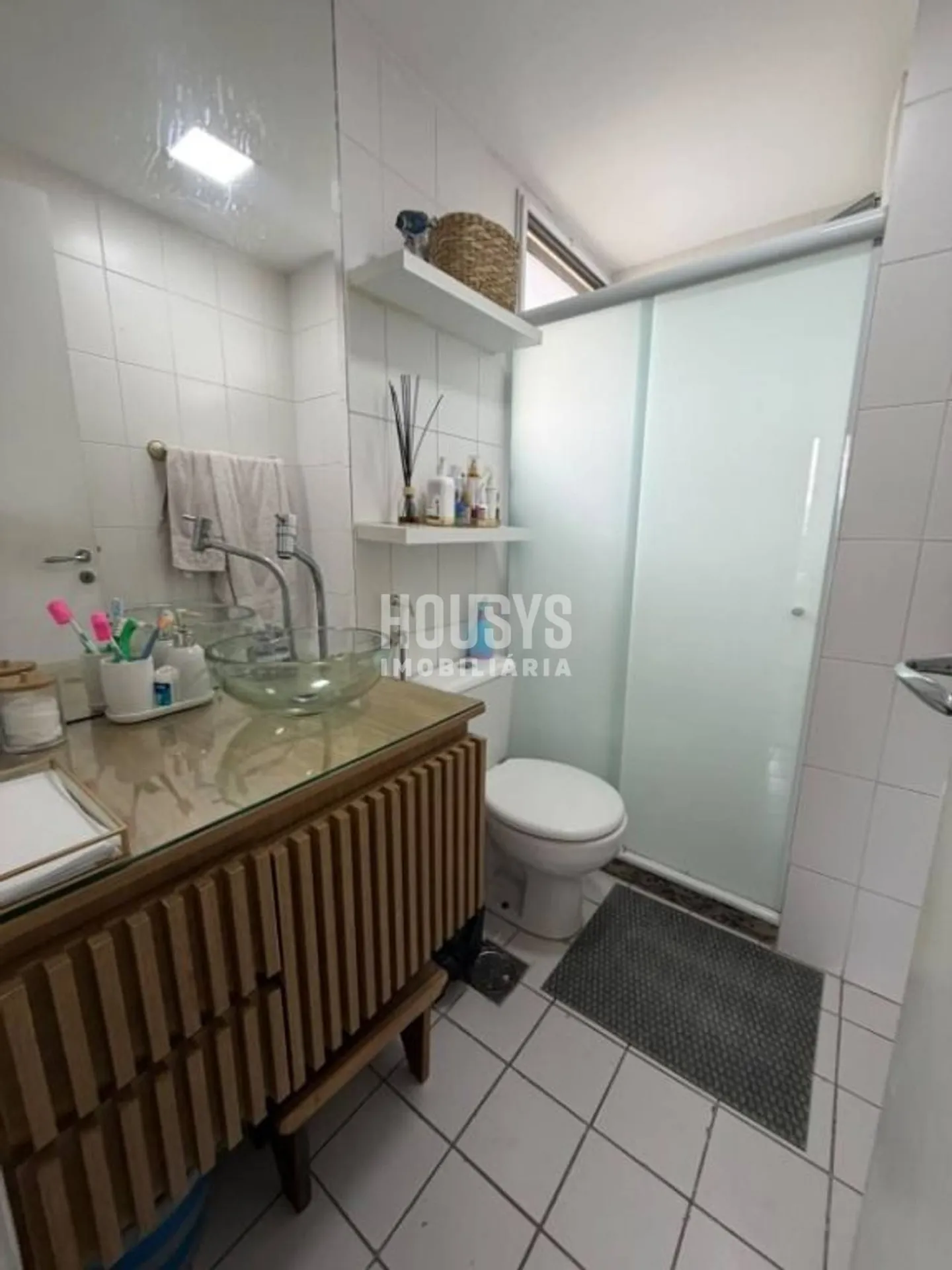 One-bedroom apartment in a building with a tennis court — photo 8