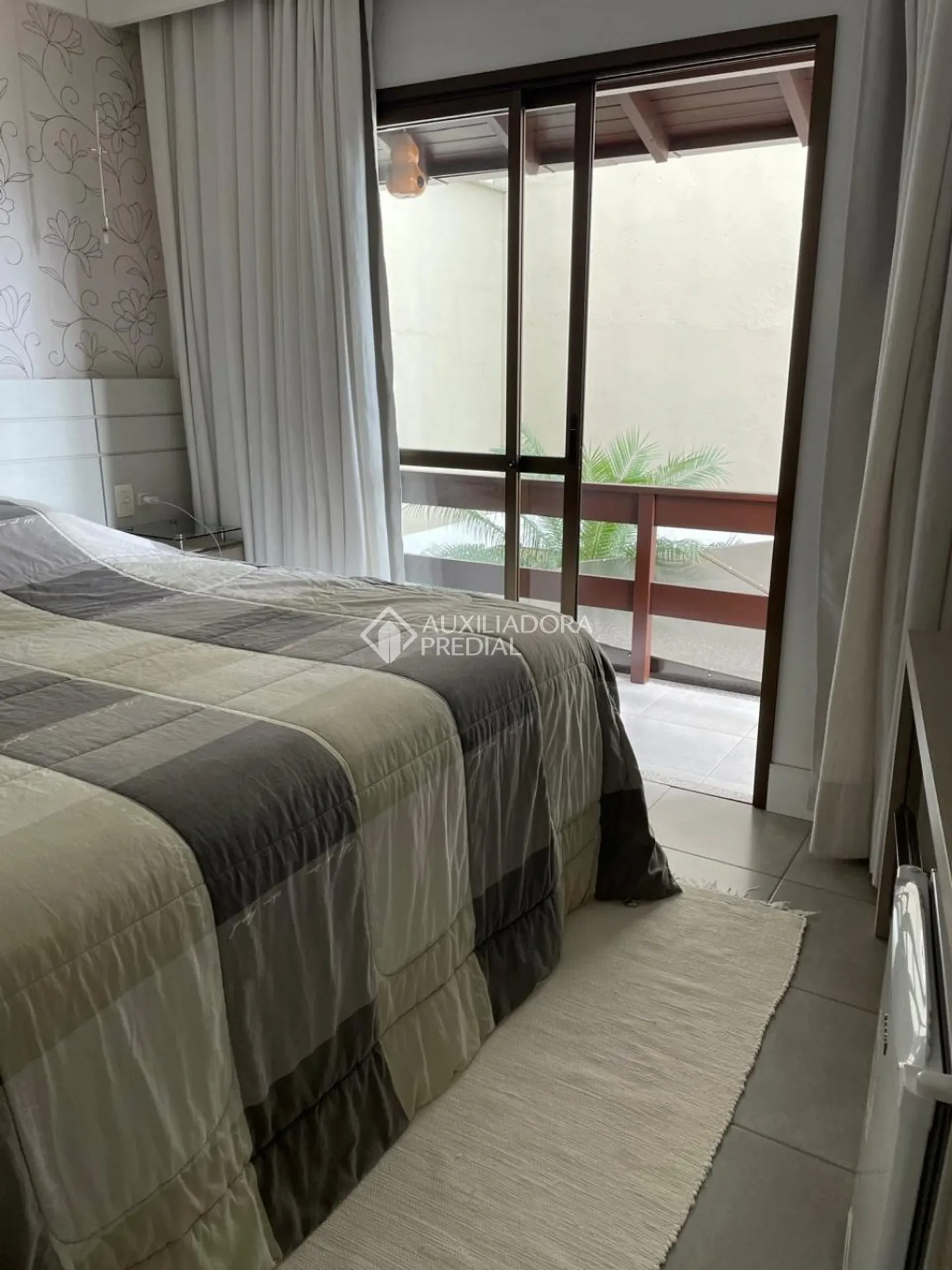 Furnished 350 m² house with an open-plan gas kitchen — photo 11