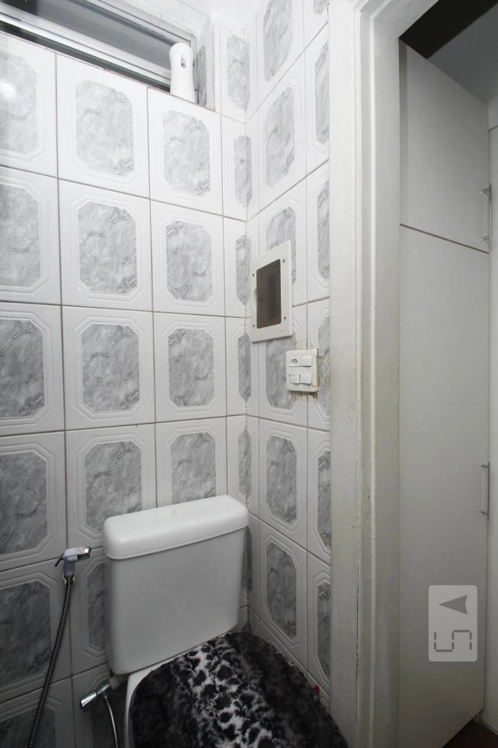 Furnished studio with 1 bedroom and glass shower enclosure — photo 34