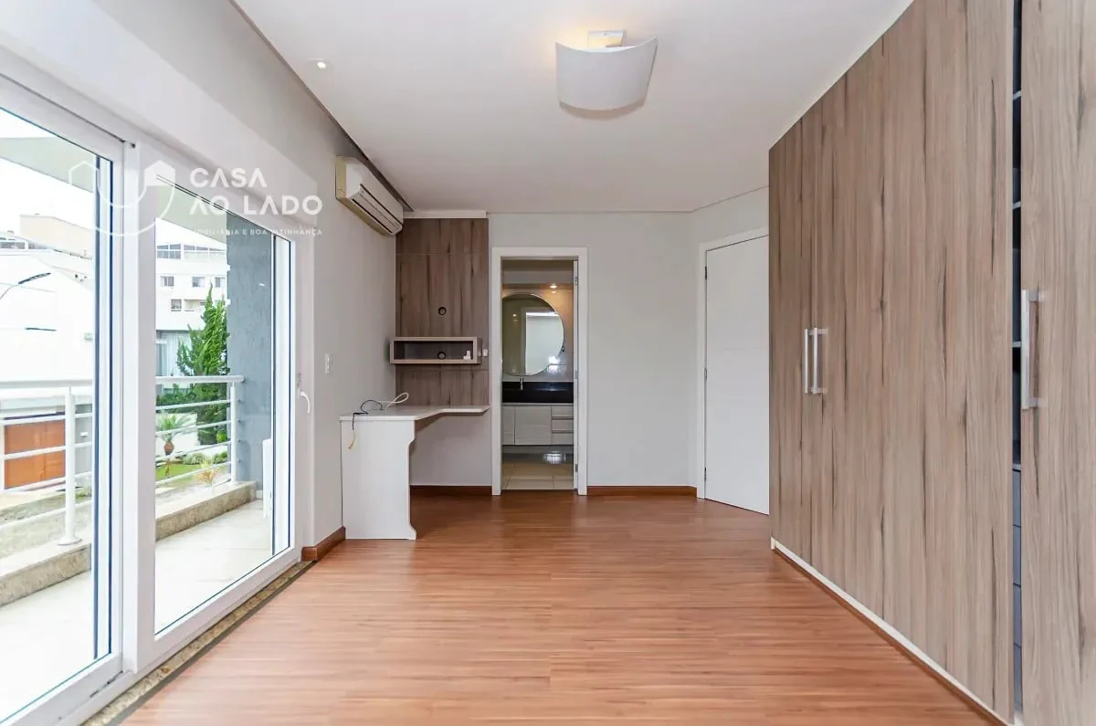 Balcony with a grill in a 3-bedroom house, 264 m² — photo 30