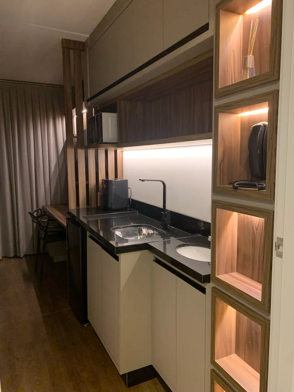 Unfurnished 1-bedroom apartment with a glass shower — photo 14