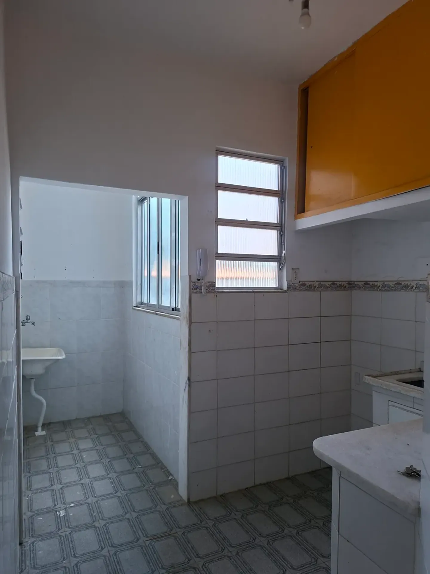 2-bedroom apartment with wood or laminate floors — photo 6