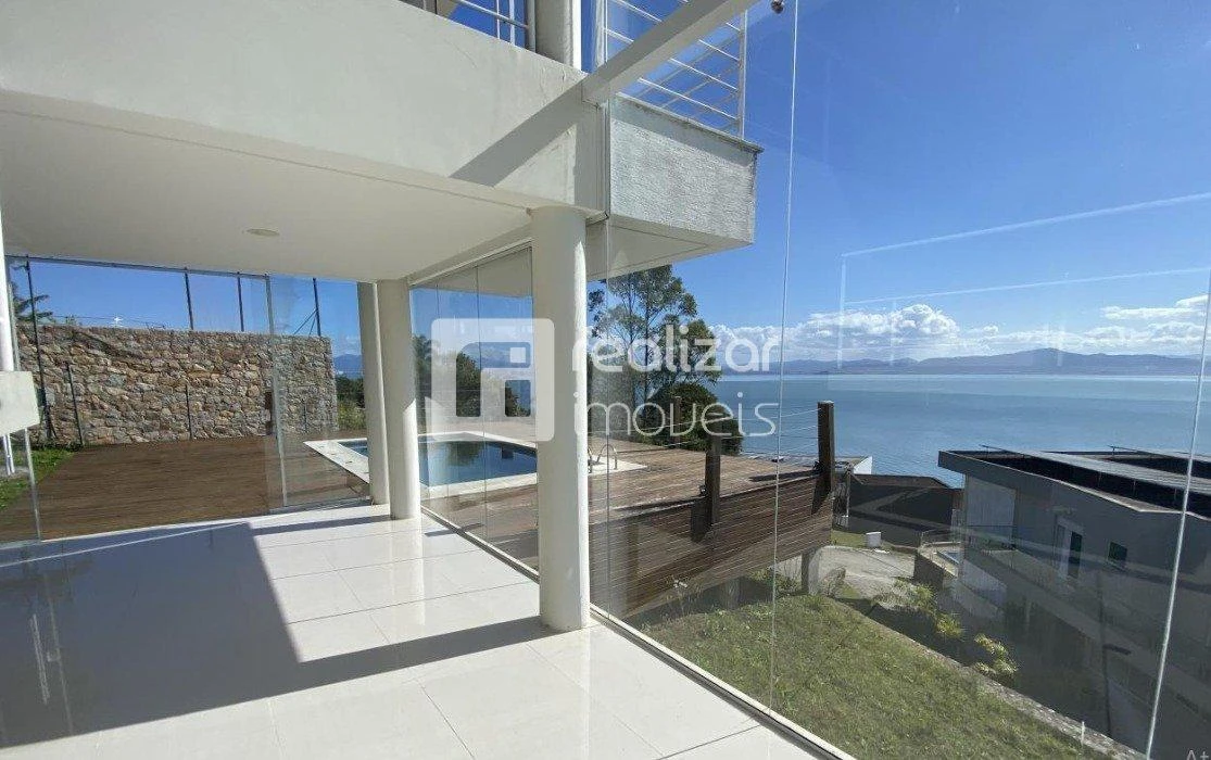 Bañera y 3 dormitorios: casa de 718 m² — photo 15